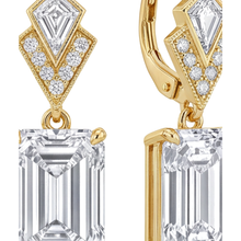 Afbeelding in Gallery-weergave laden, Witte diamanten oorhangers 4 karaat labgekweekt smaragdslijpsel art deco 14K geelgoud
