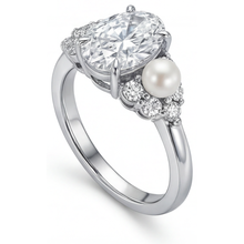 Afbeelding in Gallery-weergave laden, Zuid-Zee Parel Ovaal Geslepen Solitaire Ring met Accenten in 14 Karaat Witgoud – zijaanzicht
