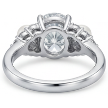 Afbeelding in Gallery-weergave laden, Zuid-Zee Parel Ovaal Geslepen Solitaire Ring met Accenten in 14 Karaat Witgoud – hoekaanzicht
