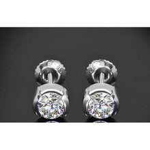 Afbeelding in Gallery-weergave laden, 1 karaat halve bezel set ronde diamanten oorknopjes - harrychadent.nl
