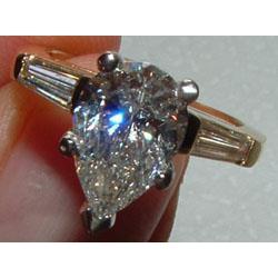 1,81 ct. Diamanten peer geslepen drie stenen tweekleurige gouden ring