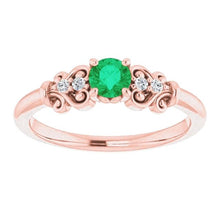 Afbeelding in Gallery-weergave laden, 1.10 karaat ronde diamanten en groene smaragden vintage stijl ring
