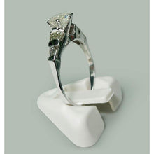 Afbeelding in Gallery-weergave laden, 1.77 karaat ronde &amp; baguette diamanten verlovingsring wit goud
