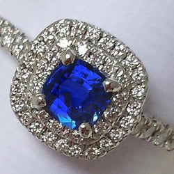 2 kt blauwe kussen saffier en halo ronde diamanten ring 14 kt witgoud