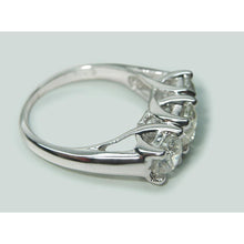Afbeelding in Gallery-weergave laden, 2,25 ct. ronde diamant three stone lucida style ring witgoud nieuw

