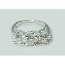 Afbeelding in Gallery-weergave laden, 2,25 ct. ronde diamant three stone lucida style ring witgoud nieuw
