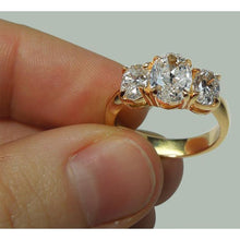 Afbeelding in Gallery-weergave laden, 2,81 ct. ovale diamanten drie stenen verlovingsring geel goud 18k
