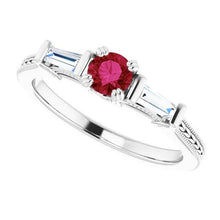 Afbeelding in Gallery-weergave laden, 3 steen diamanten robijn ring vintage stijl 2 karaats Milgrain sieraden - harrychadent.nl
