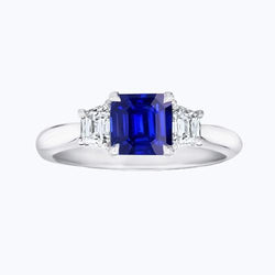 3 stenen ring Asscher geslepen blauwe saffier en trapeziumdiamanten 2 karaat