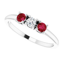 Afbeelding in Gallery-weergave laden, 3 stenen ring ronde diamant robijn 0,60 karaat witgoud 14K - harrychadent.nl
