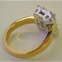 Afbeelding in Gallery-weergave laden, 3.10 karaat geel- en witgouden tweekleurige smaragd geslepen diamanten ring - harrychadent.nl
