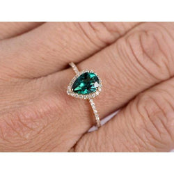 3.95 ct peervormige groene smaragd met diamanten verlovingsring