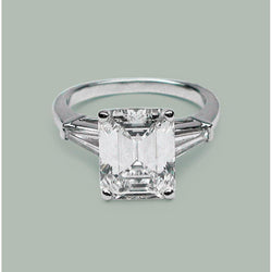 5,80 ct. Emerald & Baguettes Diamanten Ring met 3 Stenen Witgoud Nieuw