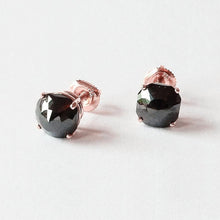 Afbeelding in Gallery-weergave laden, 6 karaat oorknopjes kussen diamant zwart oogschoon rosé goud - harrychadent.nl
