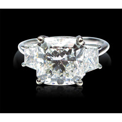 7 karaat stralende en trapeziumvormige diamanten ring met drie stenen