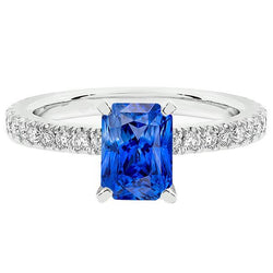 Dames saffier ring stralend met pave set diamanten accenten 3,50 karaat