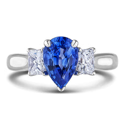 Drie stenen Ceylon saffier met diamanten 3.50 ct ring witgoud