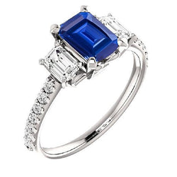Drie stenen smaragd saffier ring met geaccentueerde diamanten 3,50 karaat