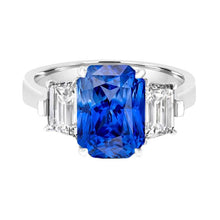 Afbeelding in Gallery-weergave laden, Emerald Diamond Anniversary Ring 3 karaat lichtblauwe saffier 3 steen - harrychadent.nl
