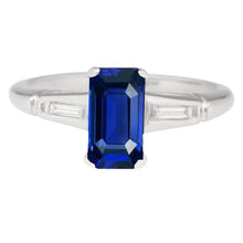 Afbeelding in Gallery-weergave laden, Emerald Sapphire Three Stone Ring Small Baguette Diamonds 2,75 karaat - harrychadent.nl
