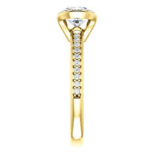Afbeelding in Gallery-weergave laden, Geel goud 1,86 karaat ronde diamanten solitaire met accenten Fancy Ring - harrychadent.nl
