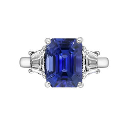 Gouden ring met 3 stenen smaragd blauwe saffier en trapeziumdiamanten 4 karaat