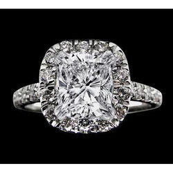 Ring met Halo zetting, kussen geslepen middenstuk en natuurlijke, uit de aarde gewonnen diamanten, 4.80 Ct.