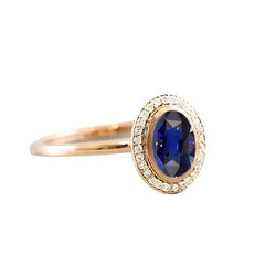 Halo ovale ring met blauwe saffier en diamanten 3 karaat goud