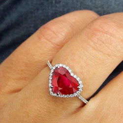 Hartvormige robijn en accenten diamanten ring wit goud 14K 5.35 Ct