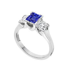 Kussen Diamond 3 Stone Ring V-Prong Ceylon Sapphire 1,50 karaat
