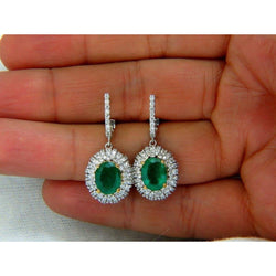Ovaalvormige groene smaragd met diamanten bengeloorbel 5.04 karaat