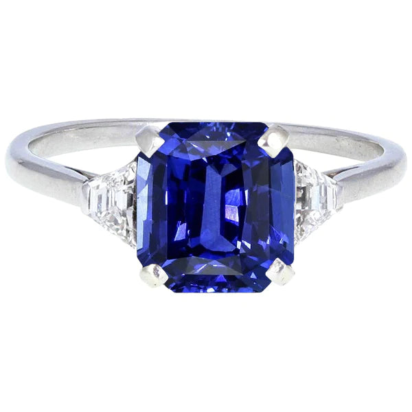 Ring met 3 stenen blauwe saffier Smaragd en trapeziumvormige diamanten 3,50 karaat