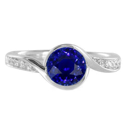 Ronde diamanten en blauwe saffierring 2,50 karaat bypass-stijl gouden schacht