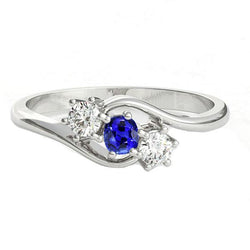 Ronde diamanten ring met 3 stenen kussen saffier gedraaide stijl 1,50 karaat