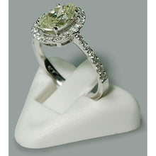 Afbeelding in Gallery-weergave laden, Solitaire Met Accenten 2.03 Ct. Ovale Halo-stijl verlovingsring WG 14K - harrychadent.nl
