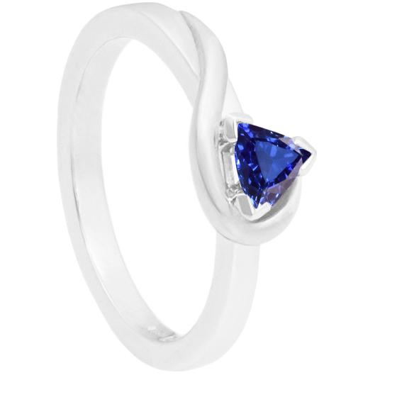 Solitaire Trillion V Prong Blauwe Saffier Ring 0,50 Karaat Twisted Style - harrychadent.nl