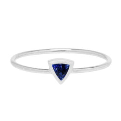 Vrouwen Solitaire Ring Bezel Set Trillion Cut Blue Sapphire 0,50 karaat